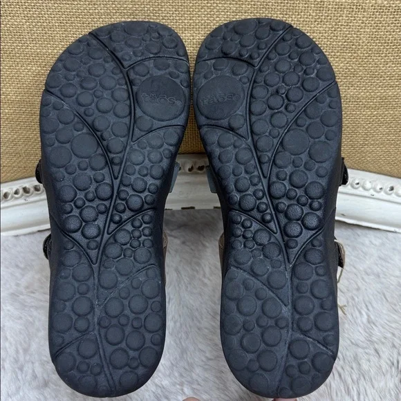 Taos Footwear Brown and Black Sandals - Picture 8 of 11